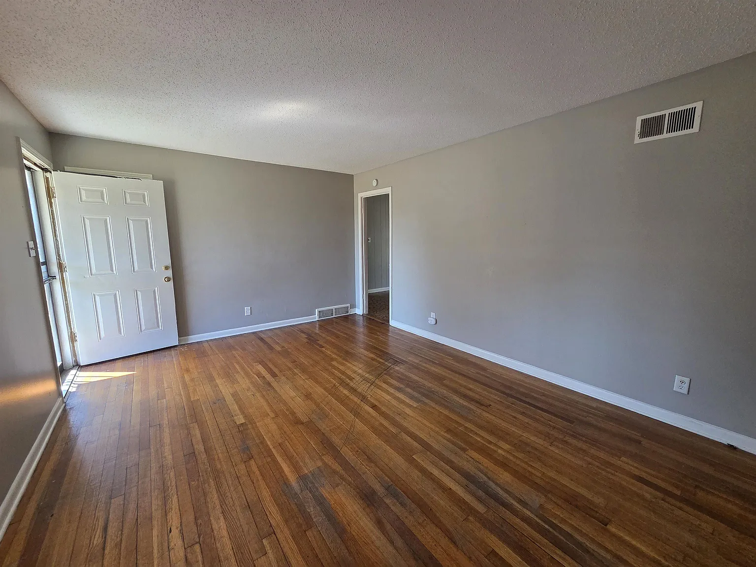 3 bed, 1.5 bath, 1118 sqft, $1,150 — Photo 2