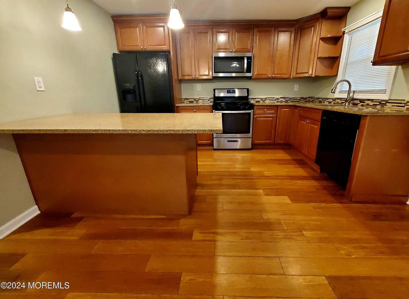 4 bed, 1274 sqft, $3,200 — Photo 3