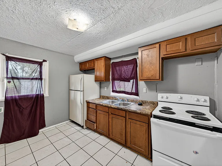 3220 Vermont Pl — Photo 9