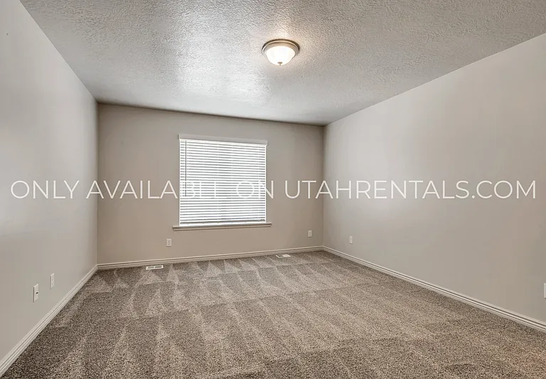 793 N 2560 E — Photo 10
