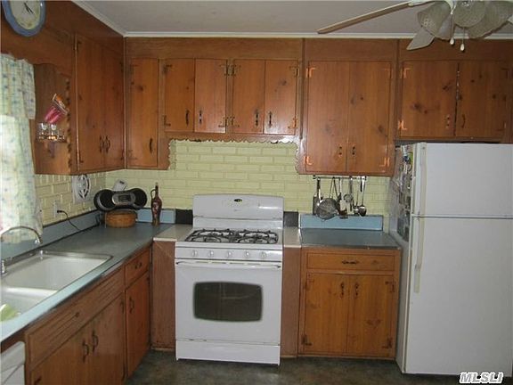 4th image of 203 2nd St