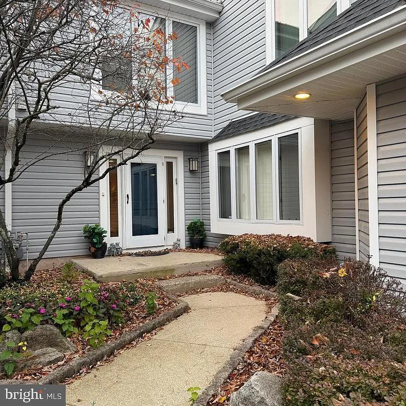 3 bed, 2.5 bath, 2744 sqft, $4,200 — Photo 1