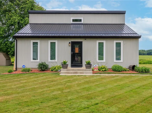 1102 Surrey Ln, Vandergrift, PA 15690