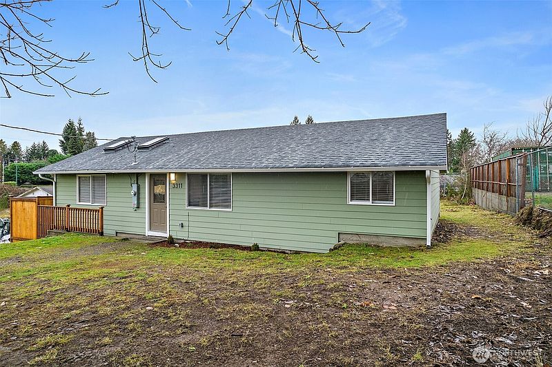 4th image of 3311 Bridgeport Way W