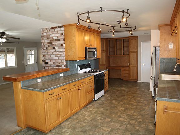 5th image of 470 Carol Ln W