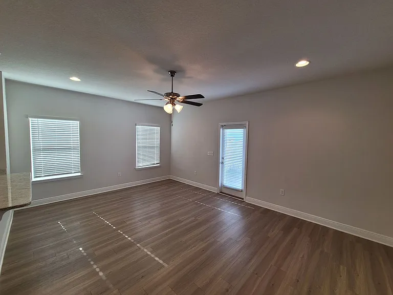 1933 Pointe Dr — Photo 7