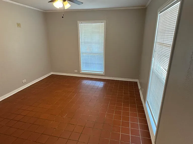 407 E Gilbert St — Photo 6