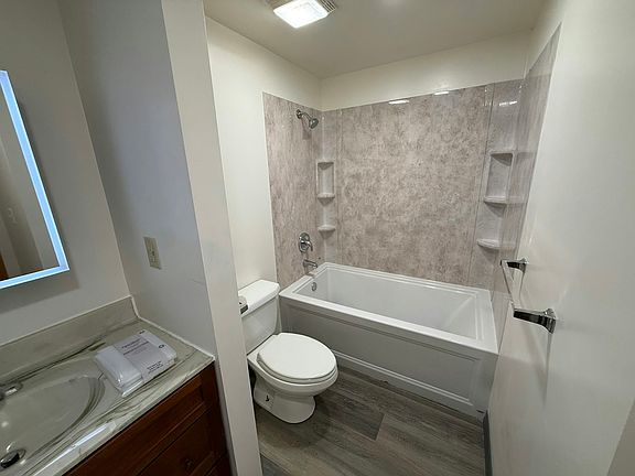 4th image of 211 Bank St #2