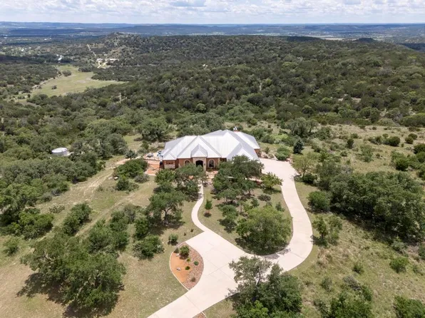286 NW Settlers Way, Comfort, TX 78013