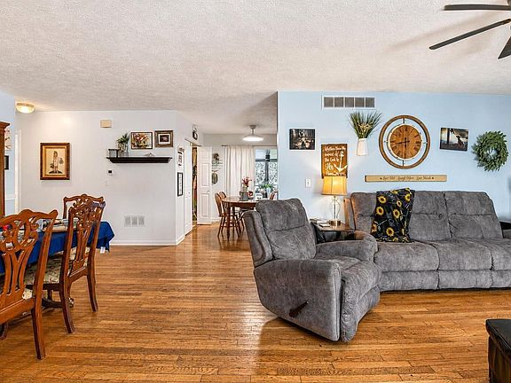 4th image of 208 Castle Blvd