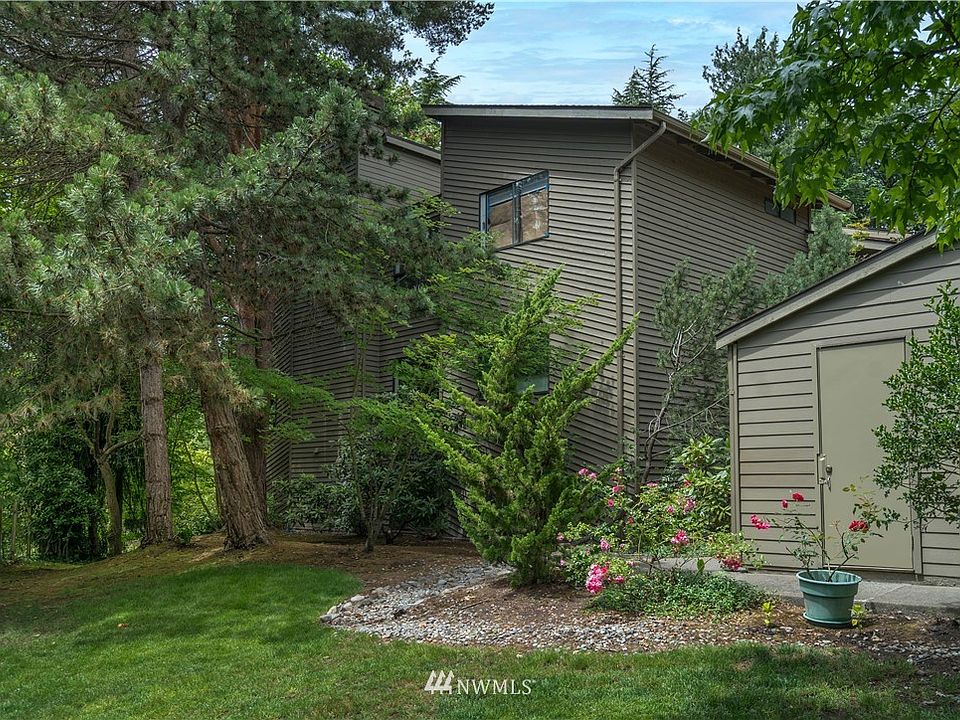 Wonderful private feeling ground floor end-unit!