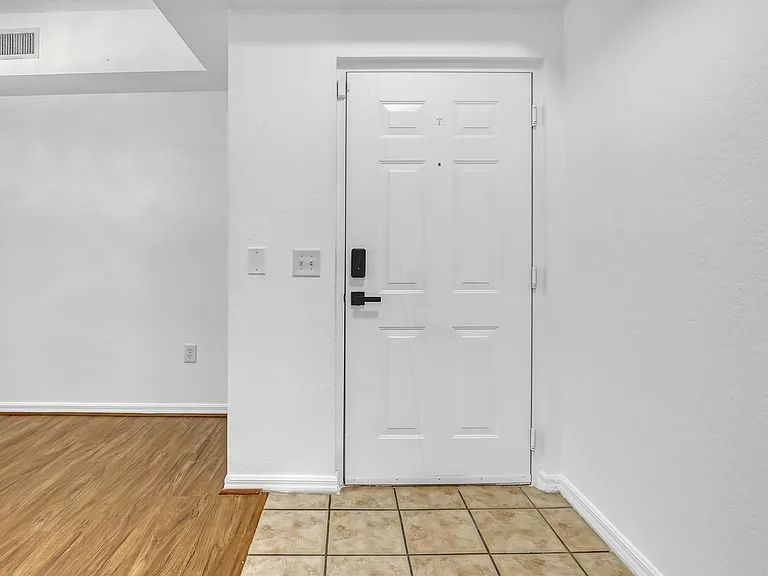340 Crestwood Cir #302 — Photo 4