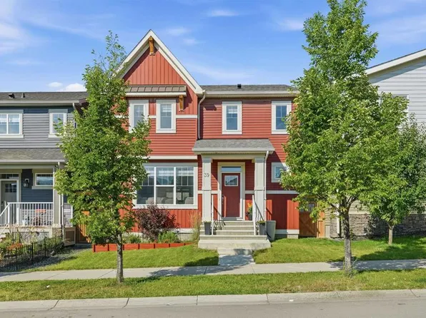39 E Lucas Blvd NW, Calgary, AB T3P 1H8
