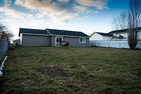 3rd image of 1660 N Foxglove Ln