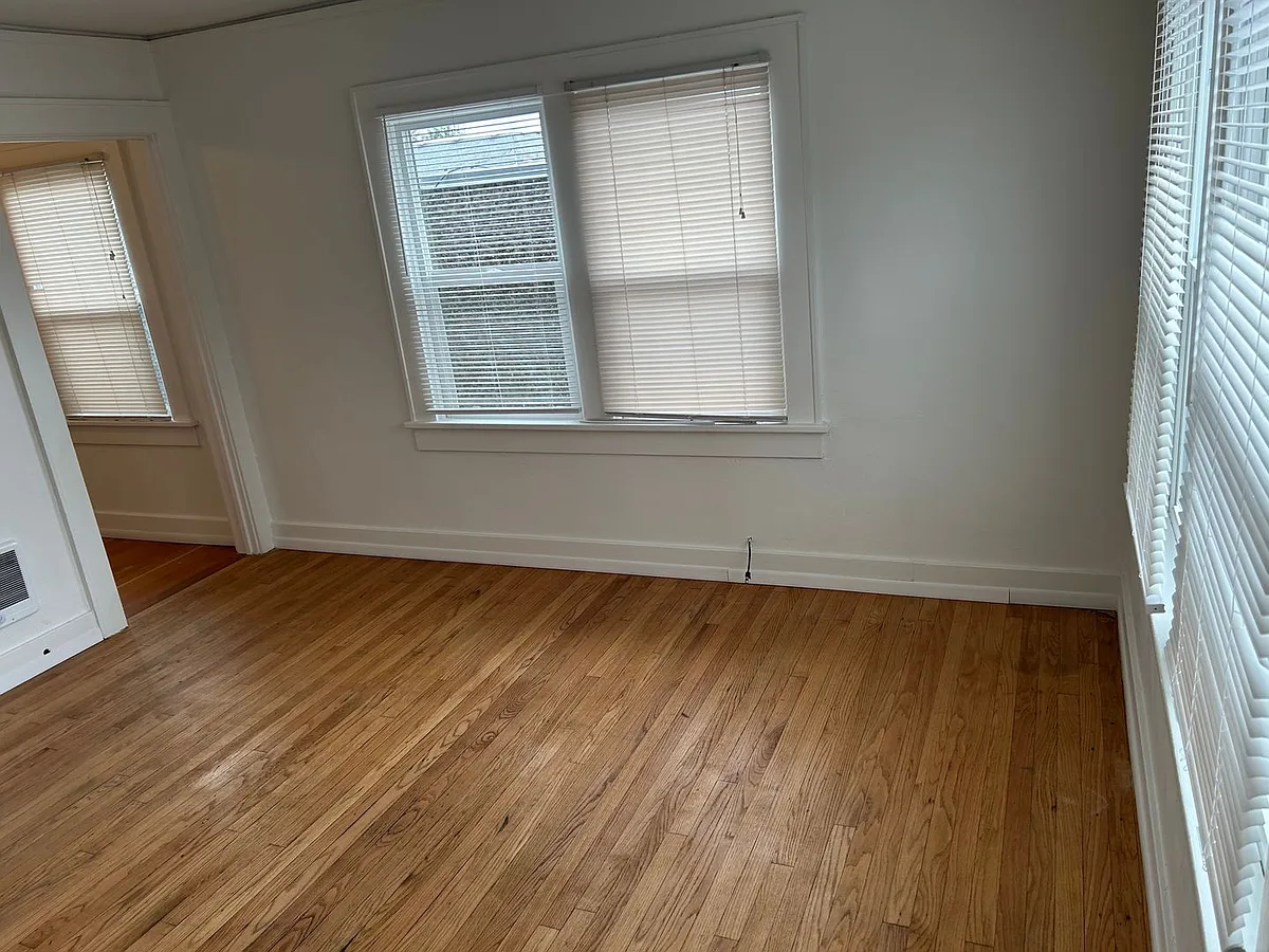 Building Photo - 477 W 8th Ave #165