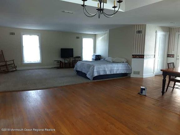 3rd image of 1134 Bay Ave