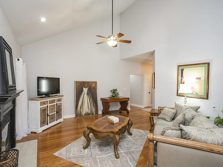 1004 Elmshade Ln — Photo 7