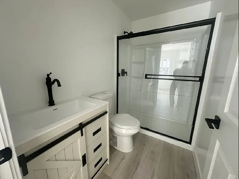 187 W Sidlee St #A — Photo 7
