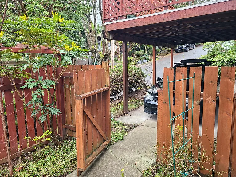 10502 Victory Ln NE #B — Photo 32