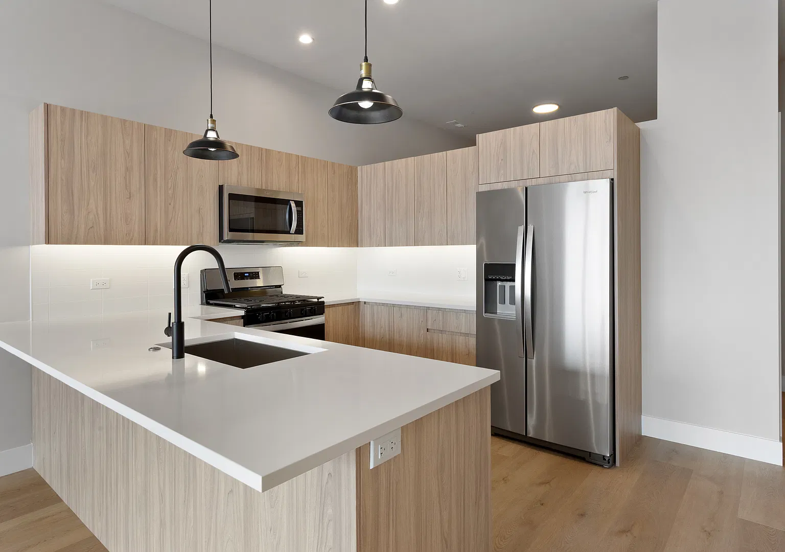 2505 W Farragut Ave — Photo 4