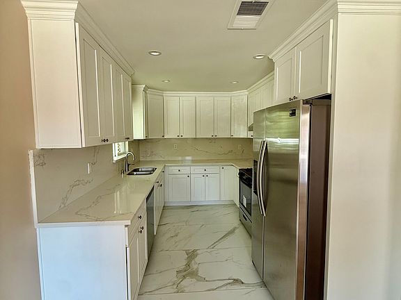 5th image of 3154 Bartlett Ave