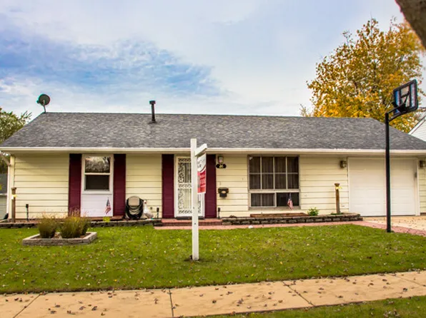 25 S Victoria Ln, Streamwood, IL 60107