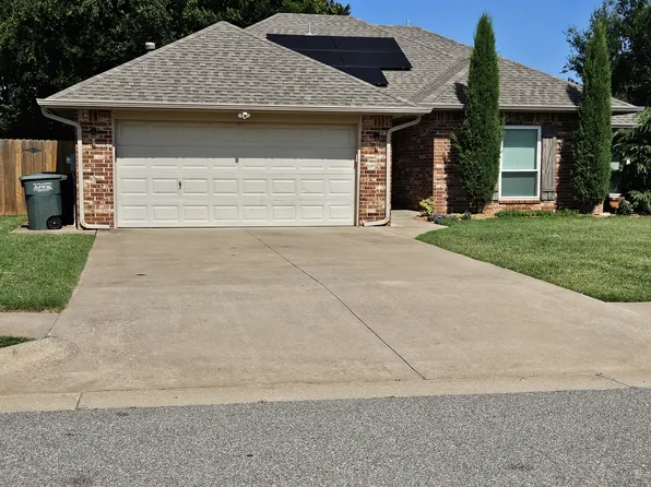 16 N Lockeport Dr, Edmond, OK 73003