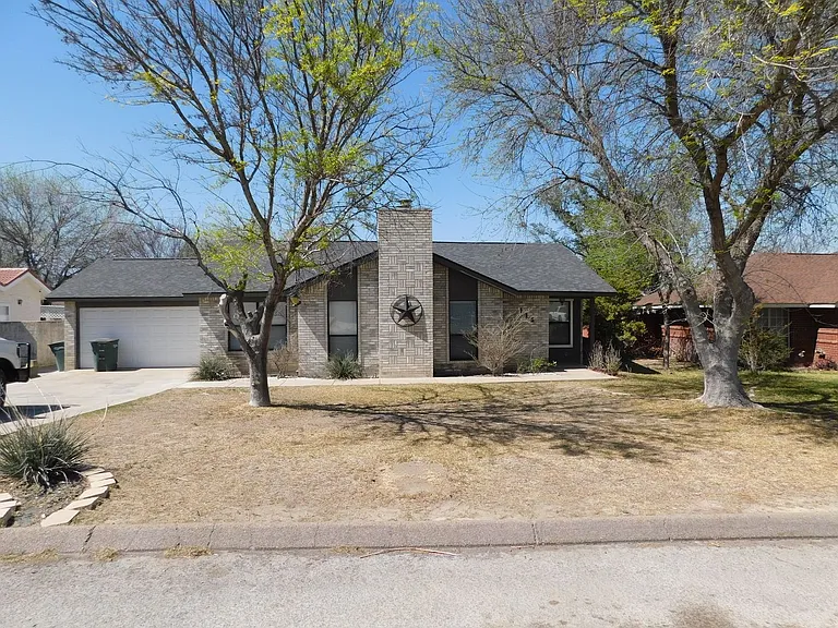 114 Caballo Dr — Photo 2