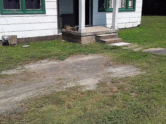 2nd image of 1001 Eve St S