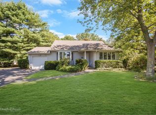 1 Warwick Ln, Bay Shore, NY 11706