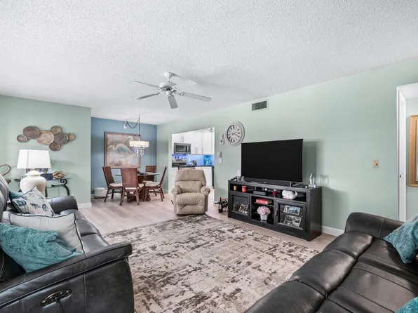 414 Pine Glen Lane #D-2, Greenacres, FL 33463