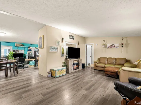 2530 Shakespeare Ln, Northville, MI 48167