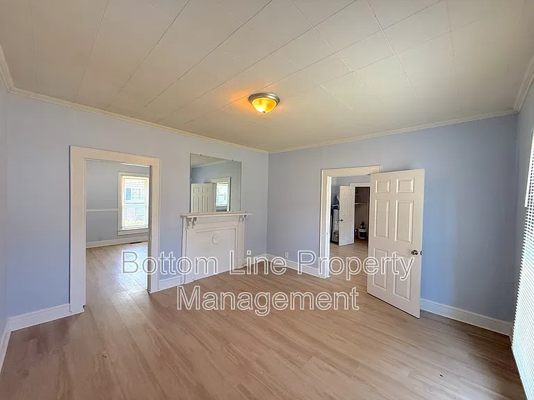 1912 Gum St — Photo 2