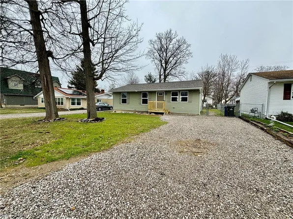 369 Essex Rd, Vermilion, OH 44089