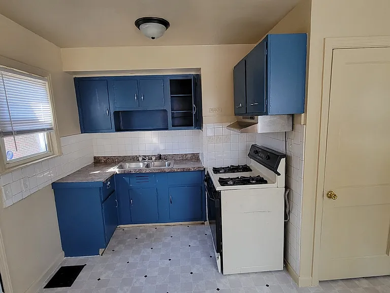 1702 Winfield Ave — Photo 2