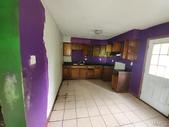 5th image of 907 Rock Rd