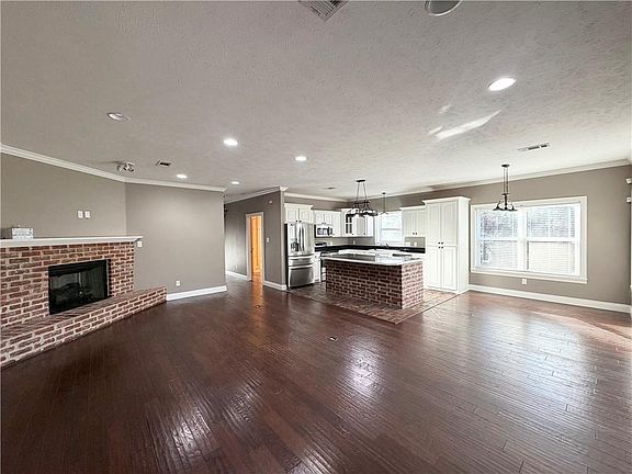 4th image of 526 Holly Moore Dr