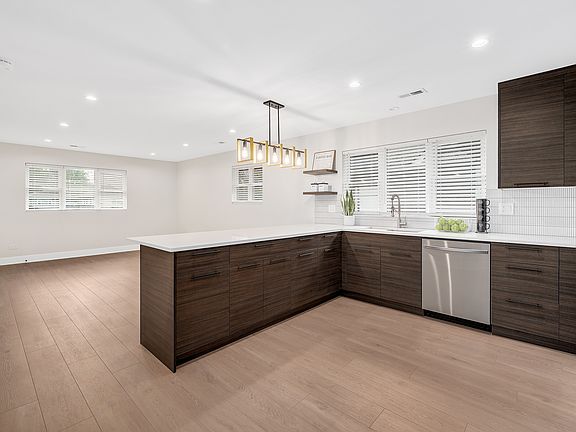 3rd image of 820 S Maple Ave #3