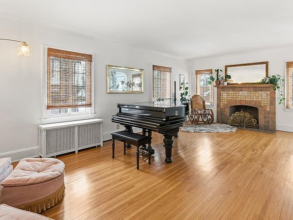 3rd image of 1626 Flora Ave