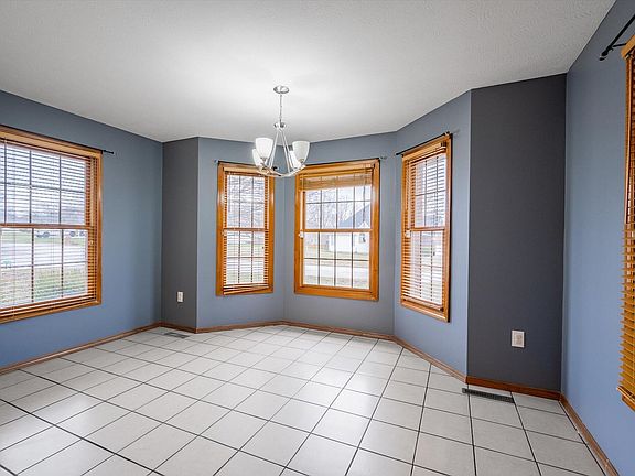 4th image of 682 Canary Way