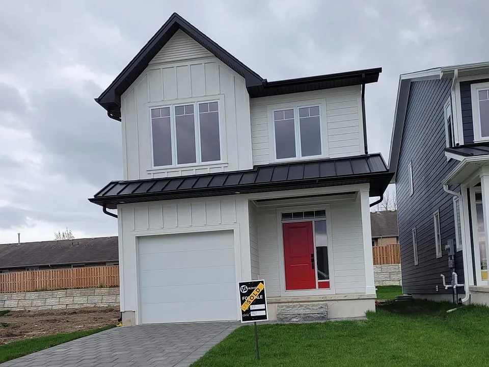 961 Deveron Cres