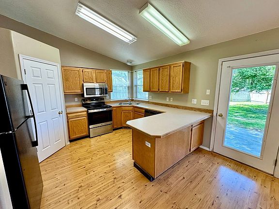 5th image of 632 Caitlin Ave