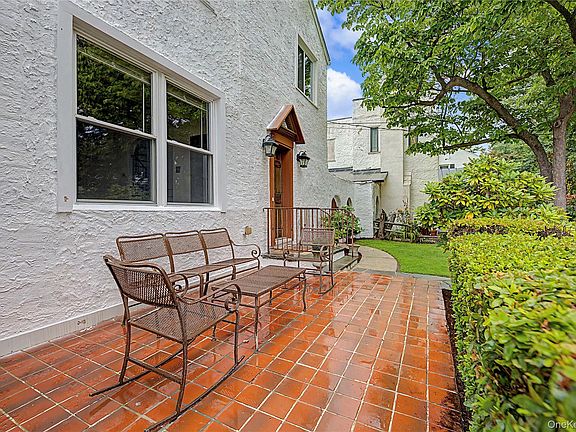 4th image of 25 Longmeadow Road