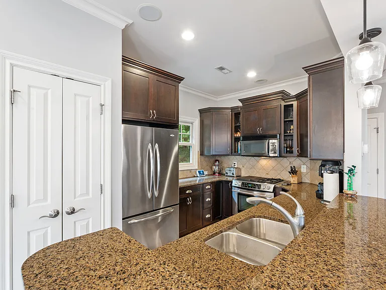 160 Park Pointe Cir #NA — Photo 17