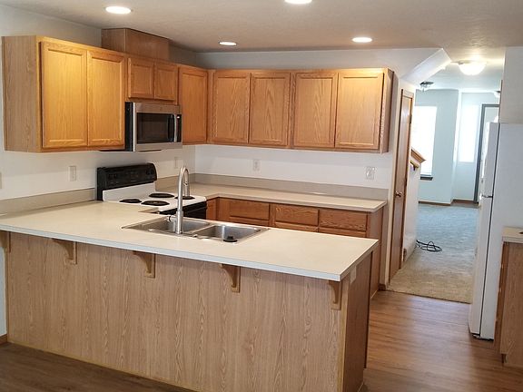 3rd image of 525 Helen St