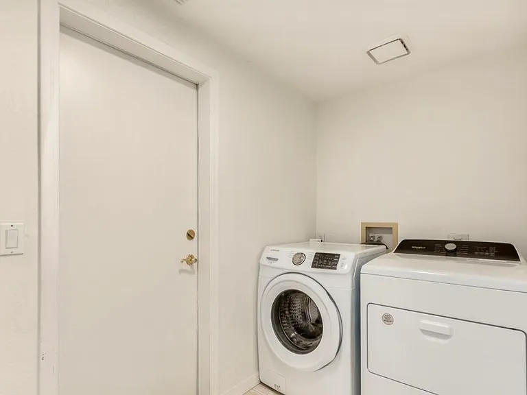 2438 N Forest Cir — Photo 11