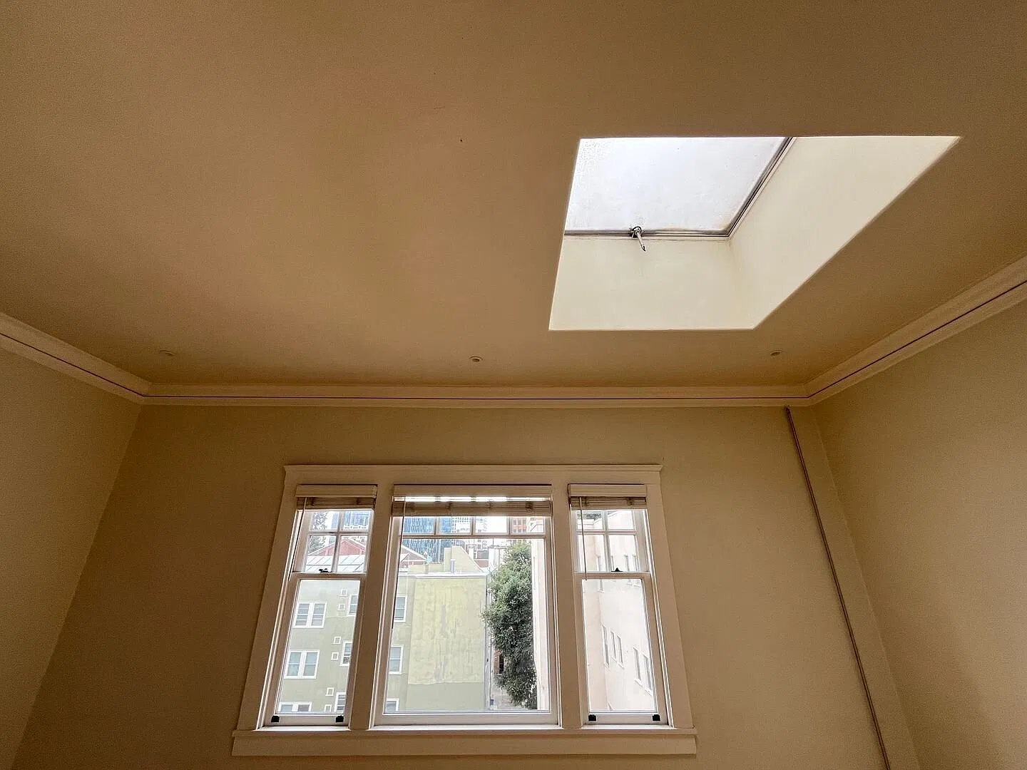 Gorgeous top floor with great light, steps from Lake Merritt!! — Photo 3