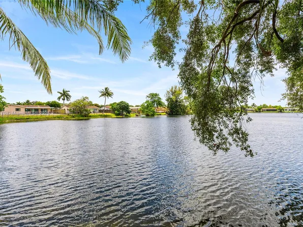 8956 Palm Tree Ln #8956, Pembroke Pines, FL 33024