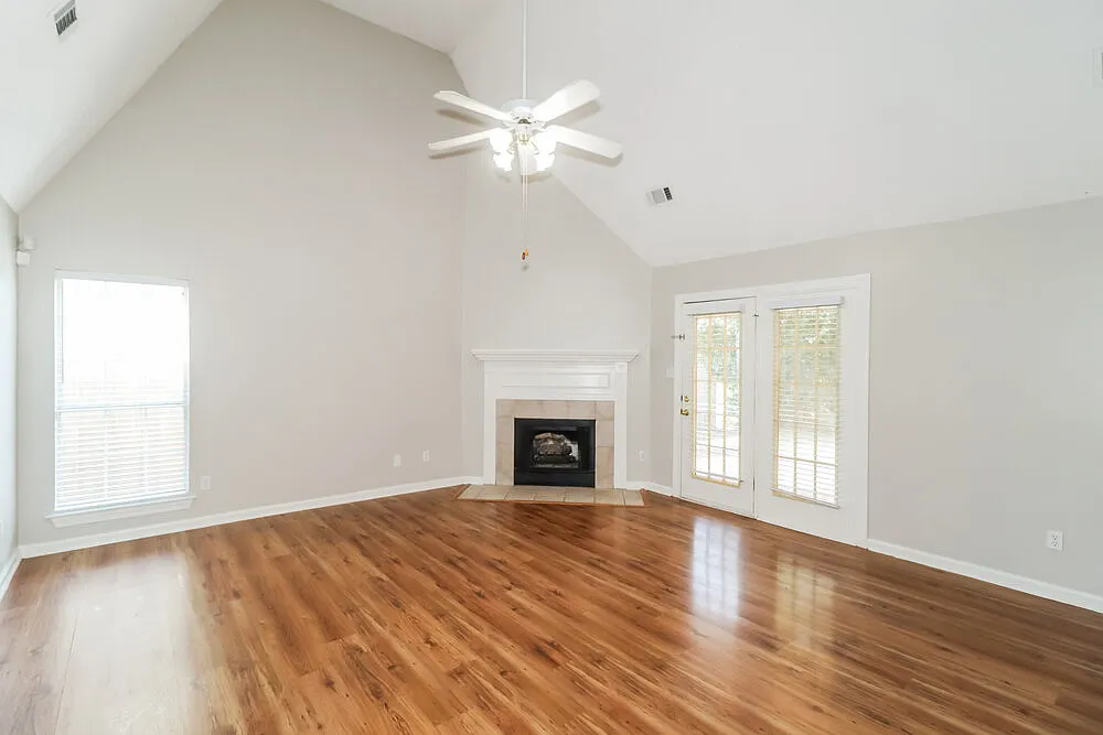 3 bed, 2.0 bath, 1563 sqft, $1,960 — Photo 4