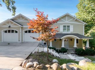 704 Arrowhead Dr, Fontana, WI 53125